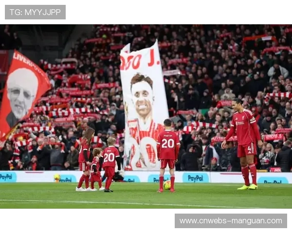 安菲尔德感人一幕!若塔幼子担任球童,裁判躬身击掌,你永不独行 安菲尔德感人一幕!若塔幼子担任球童,裁判躬身击掌,你永不独行