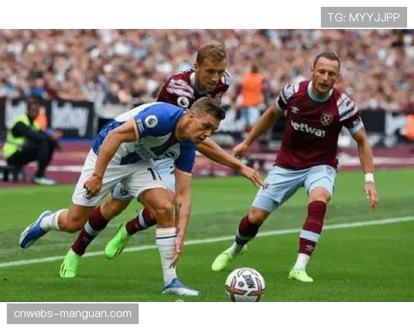 场边数据：纽卡斯尔vs西汉姆联，两队教练组实时接收的跑动热图对比